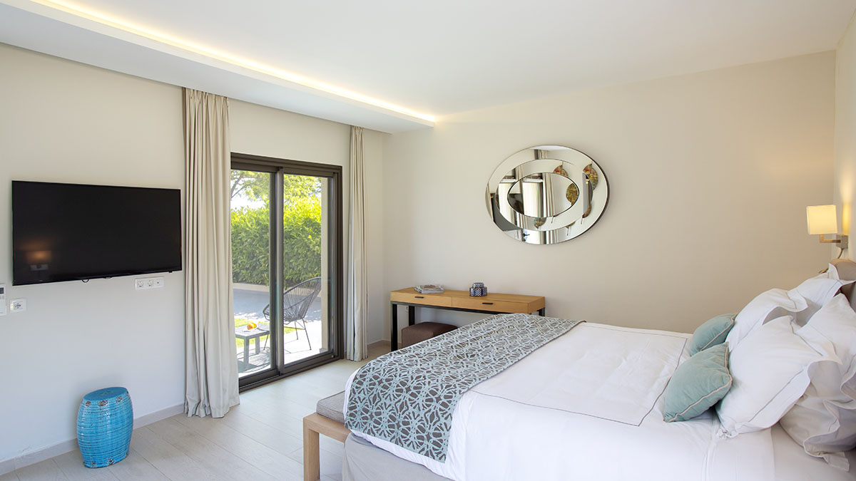 Beach Front Villa (+external studio) 